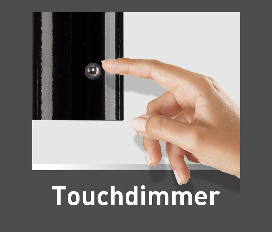 Ein Finger berührt den Dimmer einer schwarzen JUST LIGHT LED-Akku-Tischleuchte »Agnes« aus einem 2er-Set.