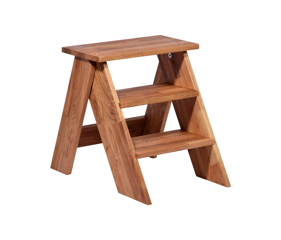 Ein hölzerner Tritthocker mit drei Stufen.