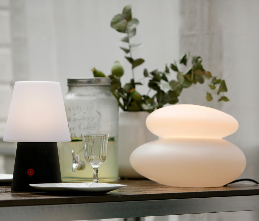 Auf einem Tisch stehen eine 8 seasons design Solar-Leuchte, 39 cm, ein Glas mit Getränk und Dekoration.