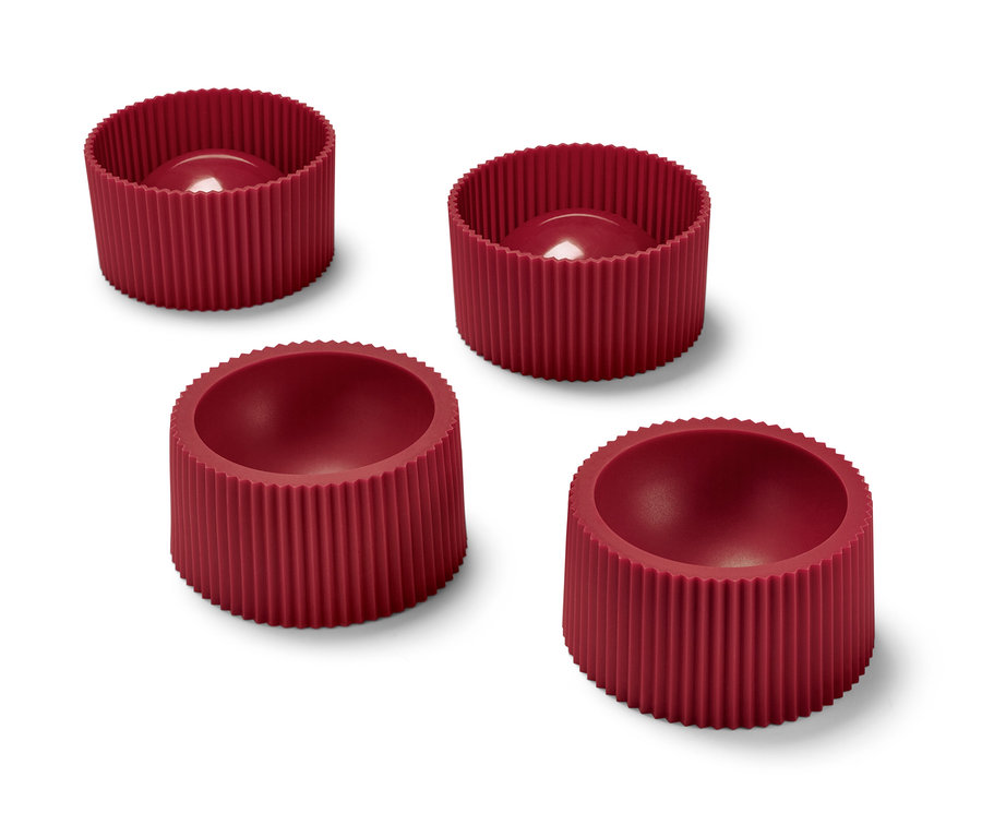 Vier rote Dessert-Formen.