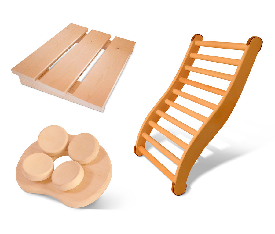Holzhocker, Massagematte und Saunaleiter des Karibu Sauna-Starter-Sets.