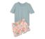 Ein Shorty-Pyjama mit Shorts mit Blumenmuster und hellblaues Kurzarm-Shirt liegen auf einem weißen Hintergrund.
