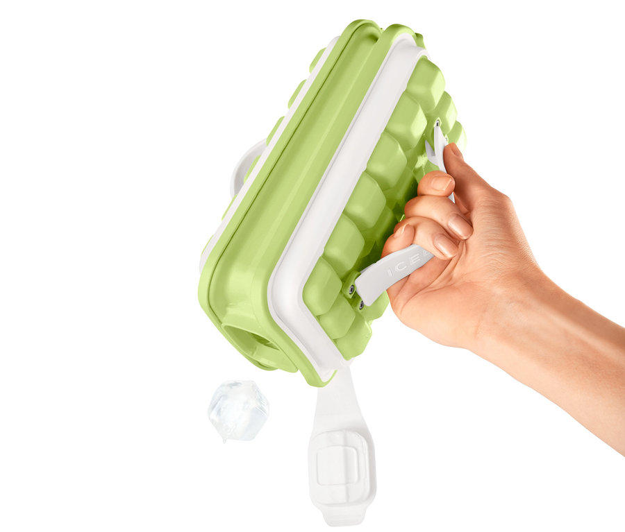 Eine Hand hält einen grünen Eiswürfelbereiter »ICEBREAKER® POP« und schüttelt Eiswürfel heraus.