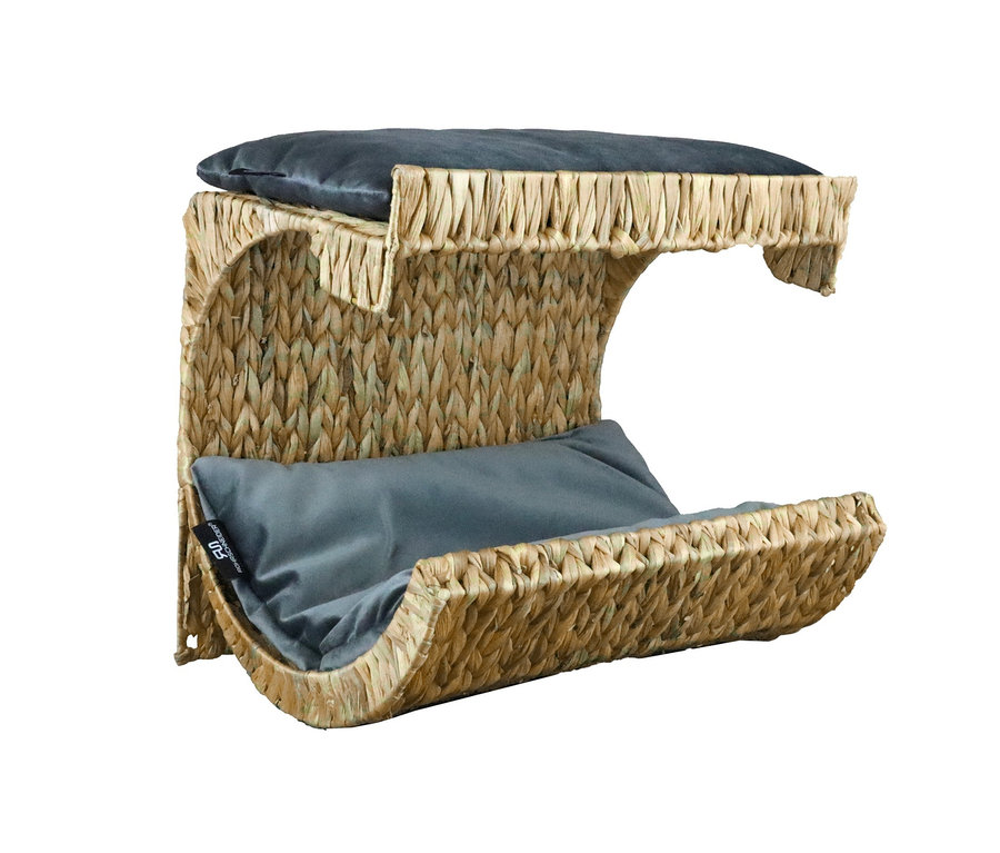 Katzenliege "Luigi" aus Korb mit zwei grauen Kissen.