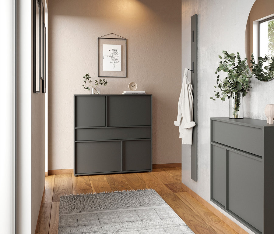 Eingangsbereich mit grauem Ameca Mehrzweckschrank mit 4 Türen und einer Schublade.