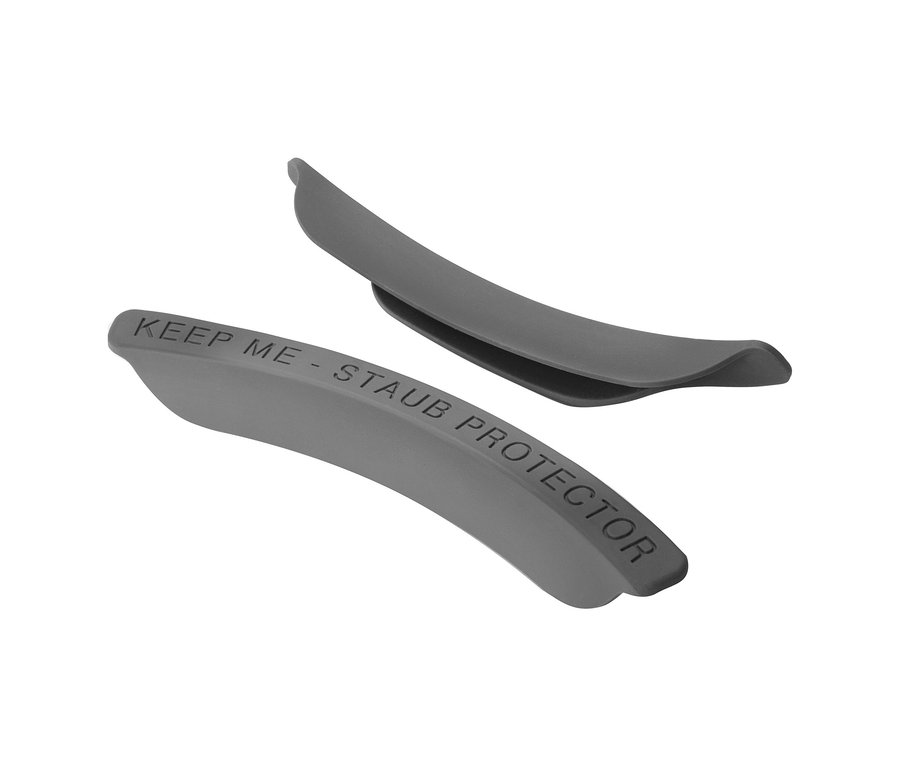 Zwei graue Staub Kantenschützer. Einer liegt über dem anderen.