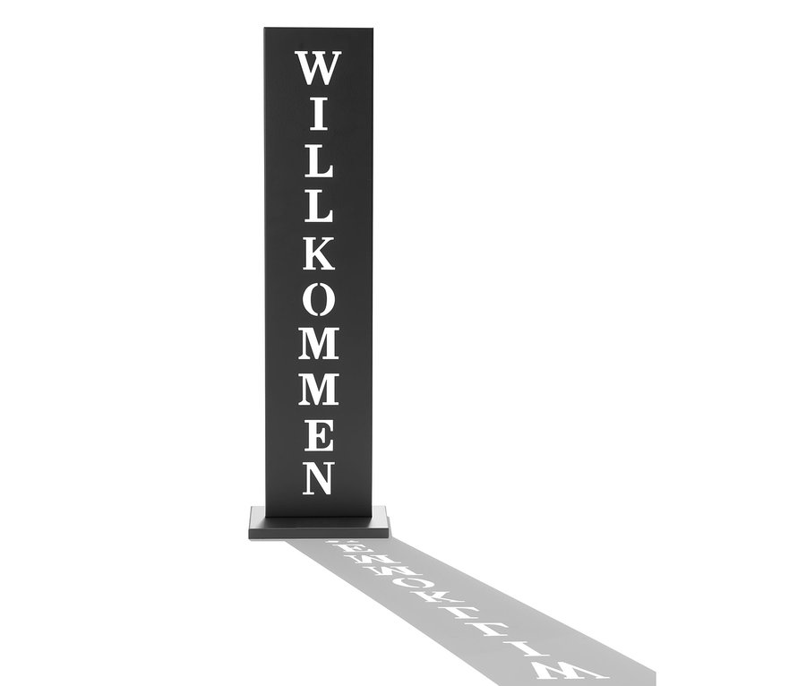 Schwarzes Standschild »Willkommen«.