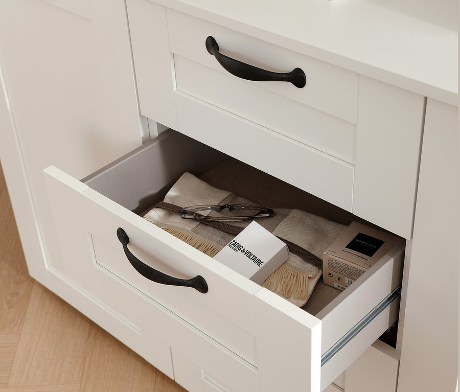 Geöffnete Schublade der weißen rauch Kommode »Cottage« mit Brille, Kosmetik und Tuch.