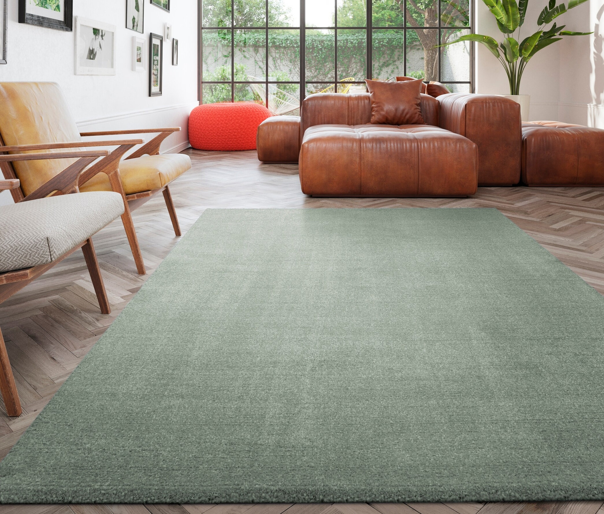 Wohnzimmer mit braunem Ledersofa, zwei Stühlen und grünem Teppich »Mellow«, ca. 60 x 115 cm.