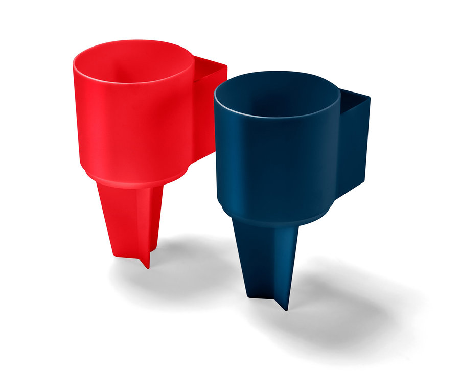 Zwei Strandbecher-Halter, einer rot und einer blau.