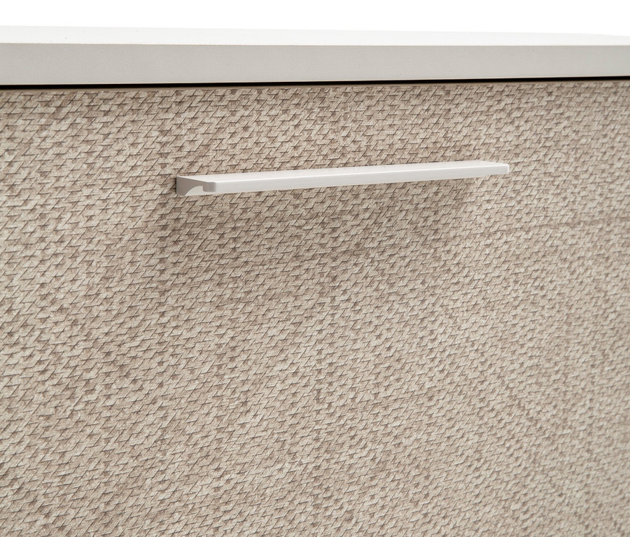 Detailaufnahme eines cremebeigen Schuhschranks »Edno« (124 cm) mit Canasta-Dekor und Griff.