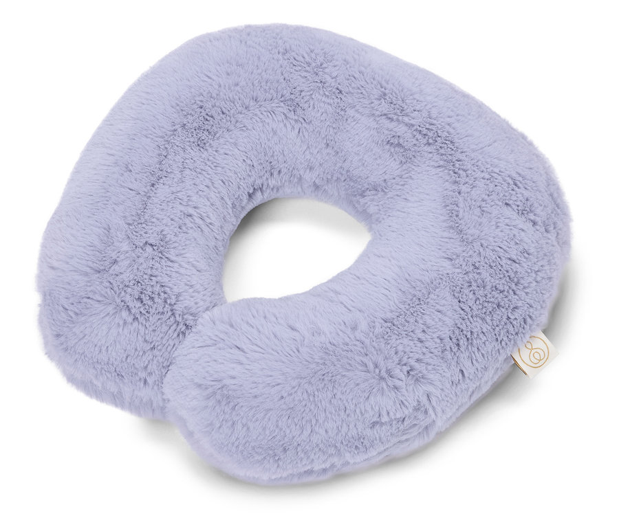 Ein hellviolettes Nackenkissen auf weißem Hintergrund.