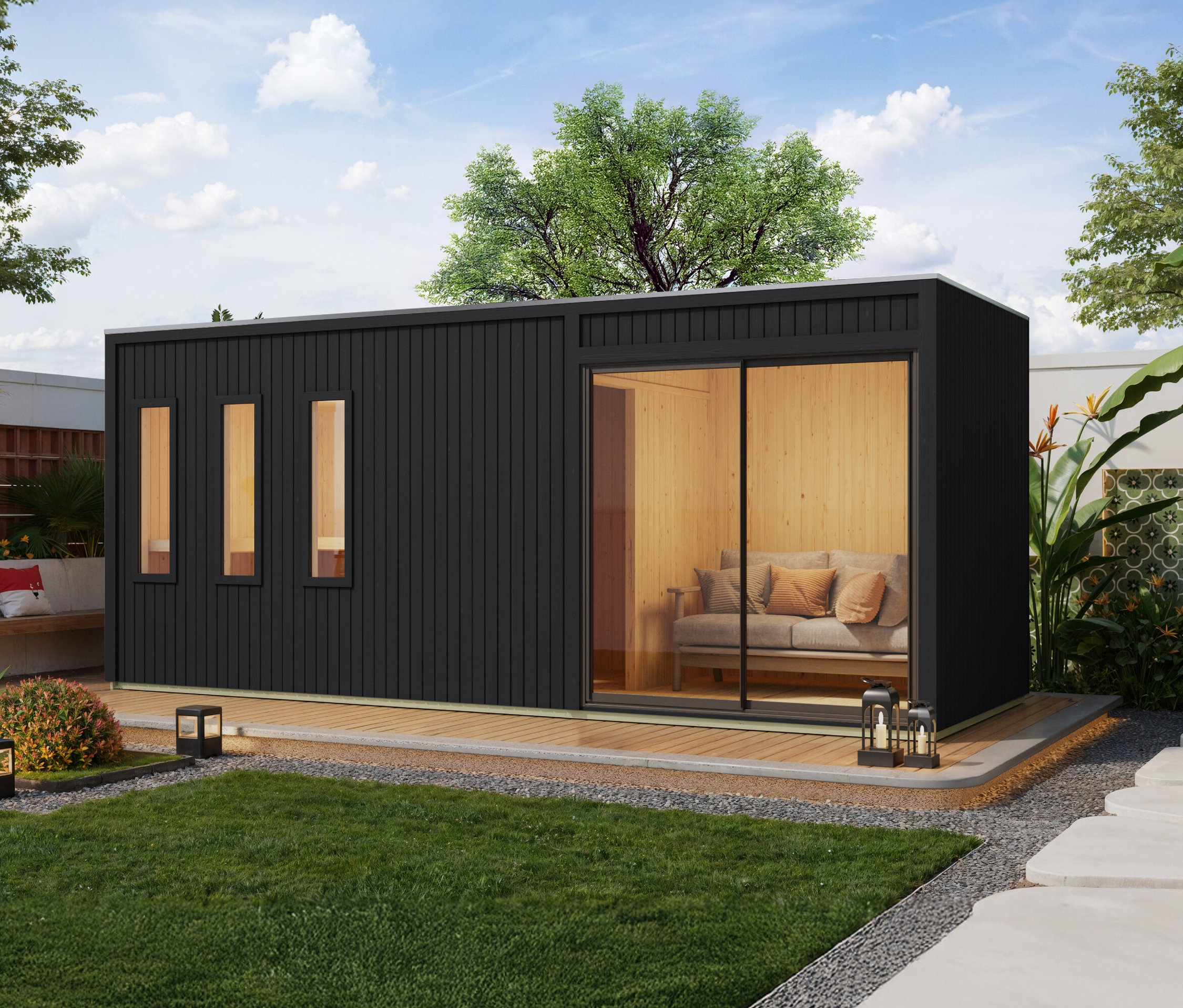 Schwarzes Gebäude mit Glaswand und Schiebetür steht in einem Garten.