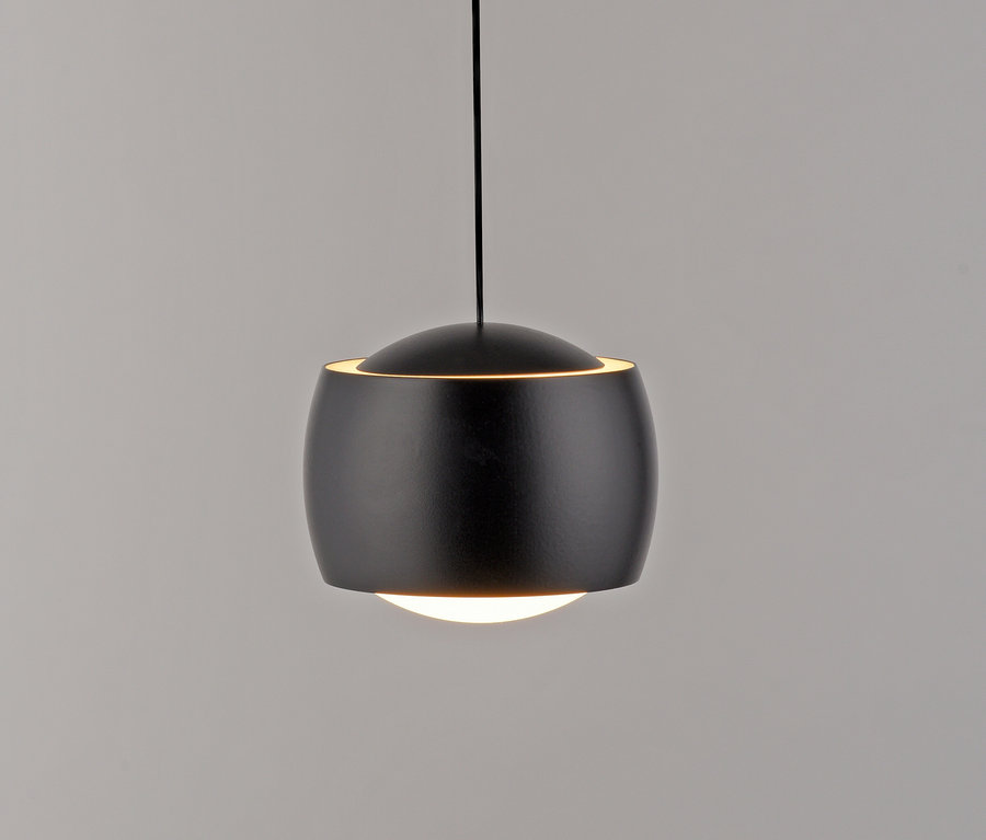 Schwarze runde Hängeleuchte mit weißem Licht vor grauem Hintergrund.