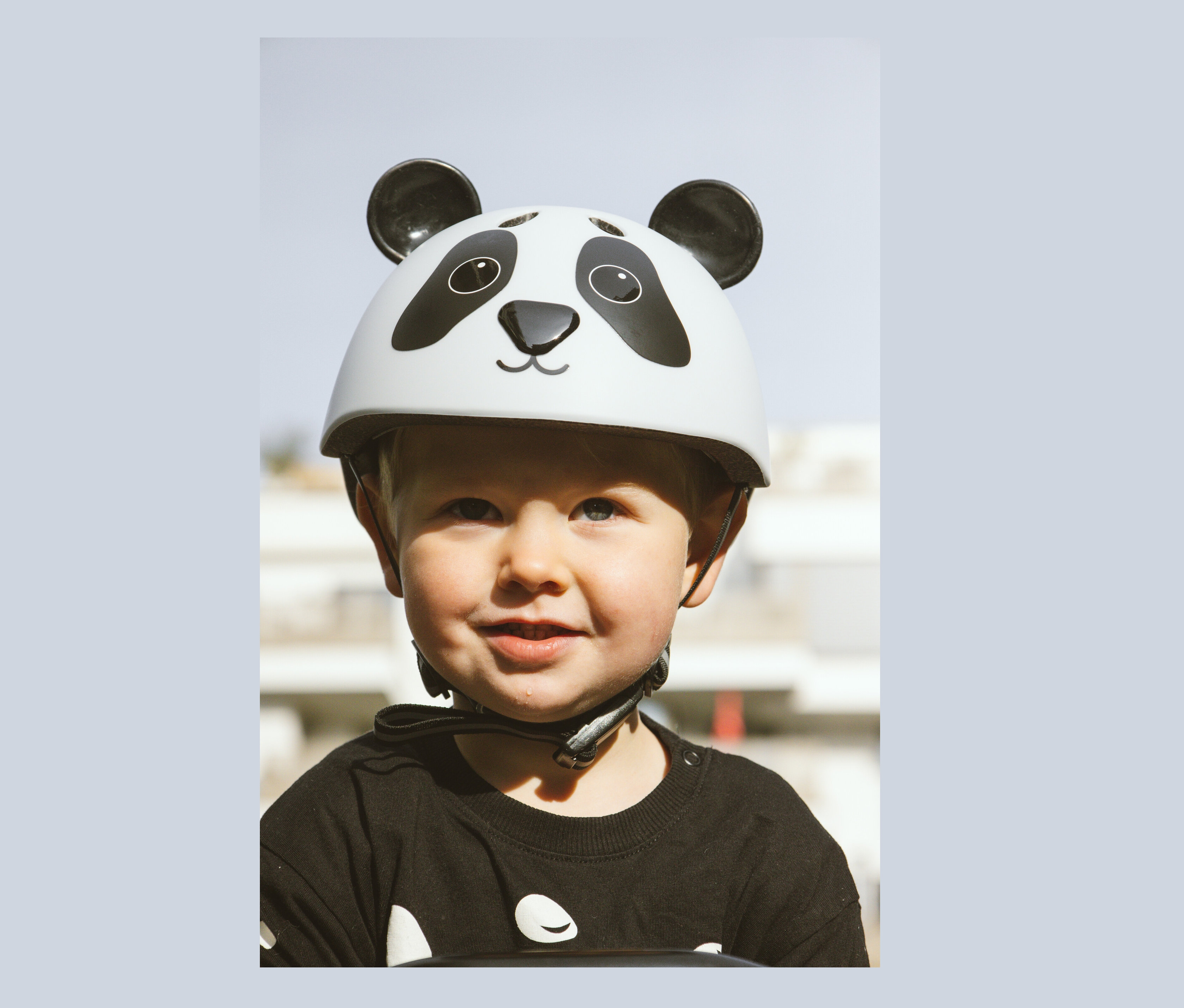 Porträt eines lächelnden Kindes mit einem HUDORA Kinderhelm »Pandy«.