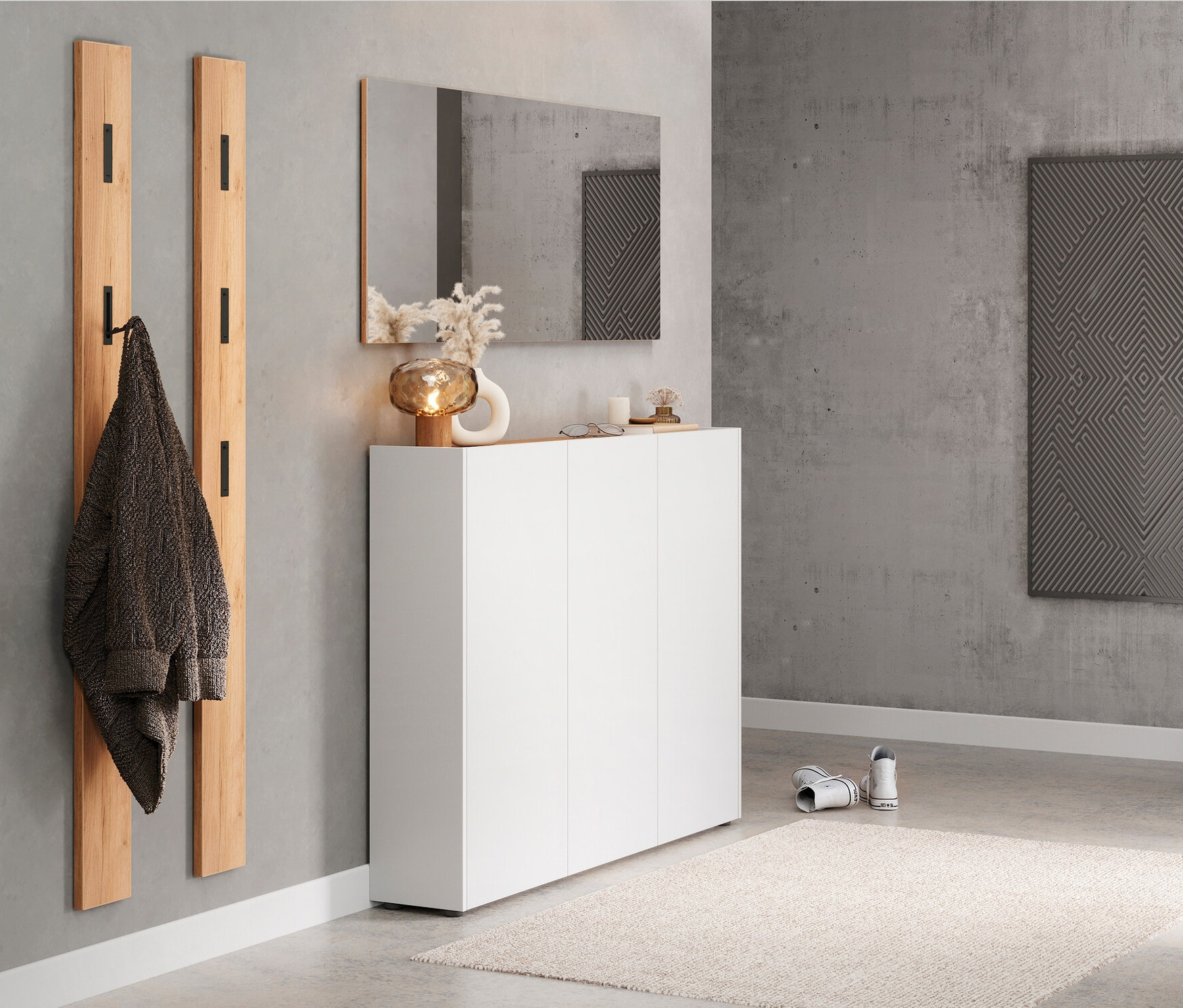 Eingangsbereich mit weißem Mehrzweckschrank Libbiano und Holzkleiderhaken.