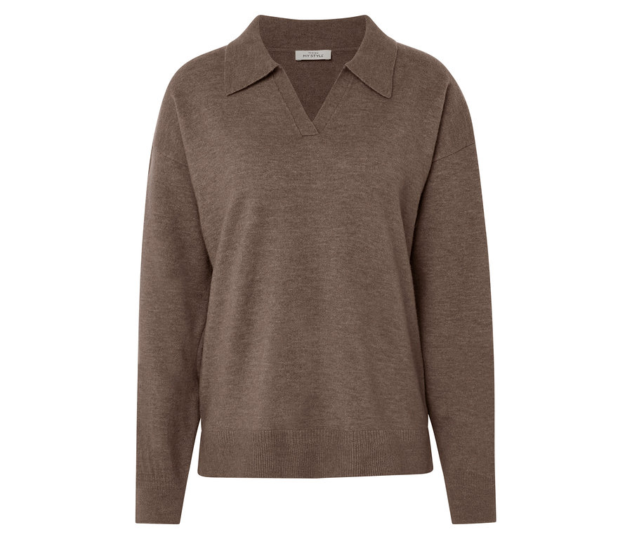 Brauner Strickpullover mit Polokragen.