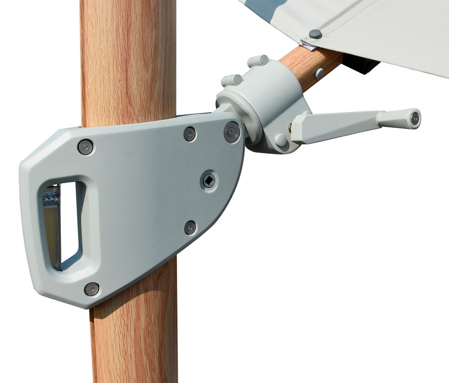 Detailaufnahme des grauen Mechanismus eines Leco LED-Ampelschirms, der an einem Holzpfosten befestigt ist.