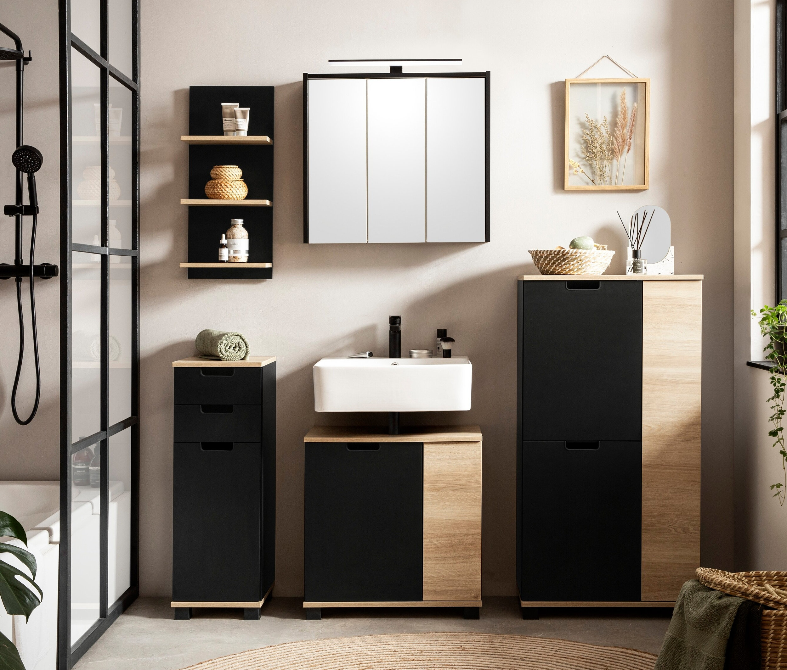 Badezimmer mit Waschbecken, Spiegelschrank und schwarz/weißeiche Waschbeckenunterschränken »Emmik«.