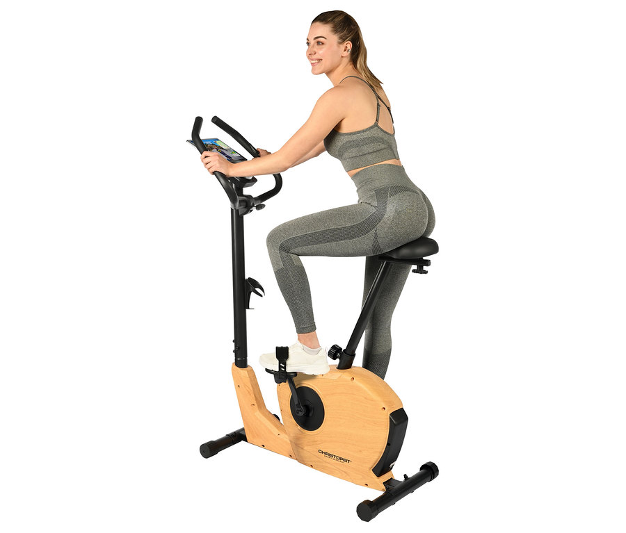 Frau trainiert auf einem Heimtrainer.