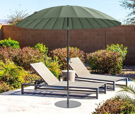 Ein grüner Leco Shanghai Sonnenschirm mit einem Durchmesser von 270 cm steht zwischen zwei Liegestühlen neben einem Pool.