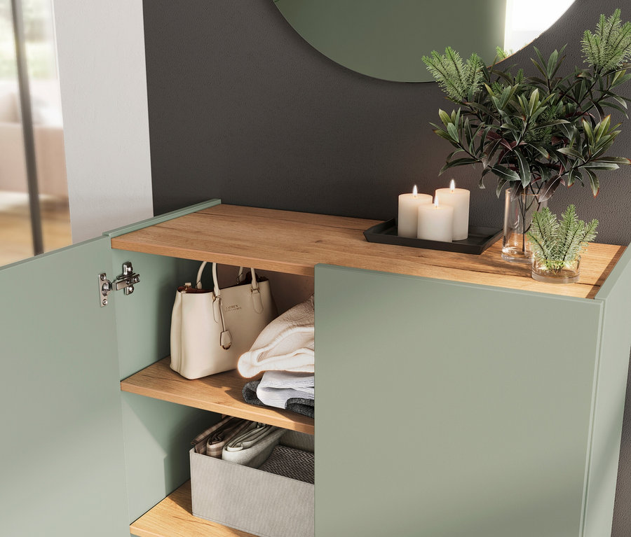 Offener Schuhschrank "Alviano" in Taupe mit Handtasche, Kleidung und Dekorationen im Inneren.