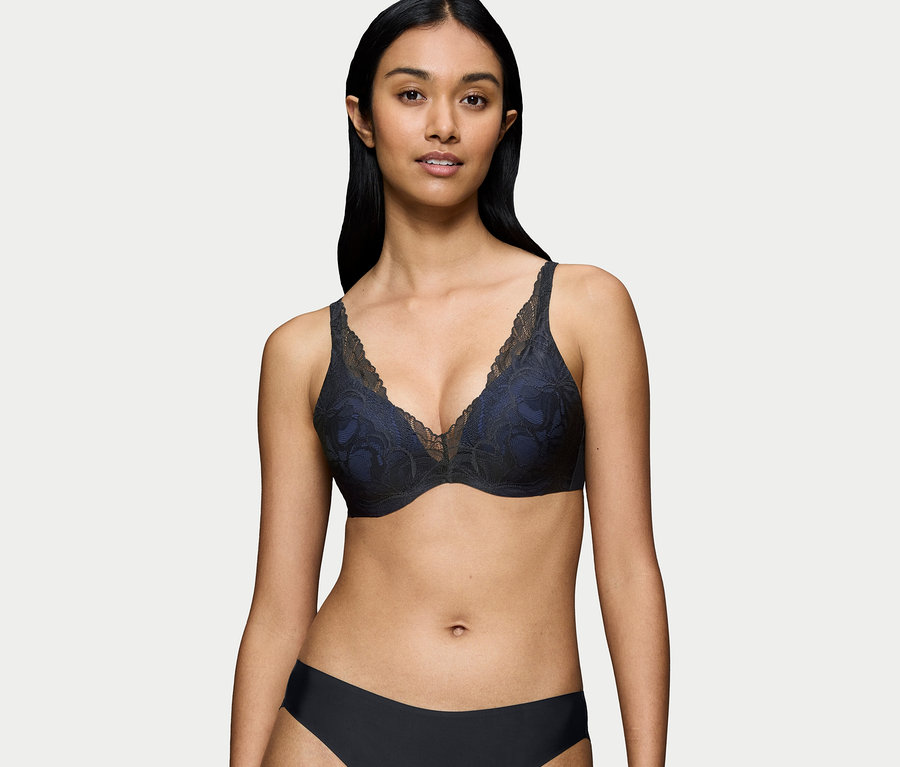 Frau trägt einen schwarzen Spitzen-BH und schwarzen Slip.