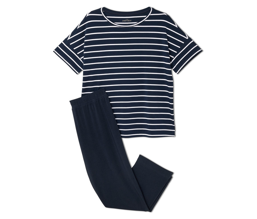 Ein blau-weiß gestreiftes T-Shirt und eine marineblaue Hose liegen auf einem weißen Hintergrund.