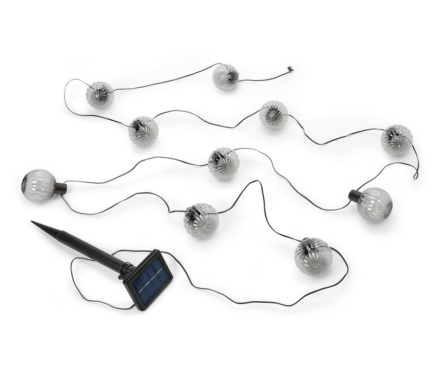 Solar-Lichterkette, Kugeln mit Rillen, liegen auf einem weißen Hintergrund.