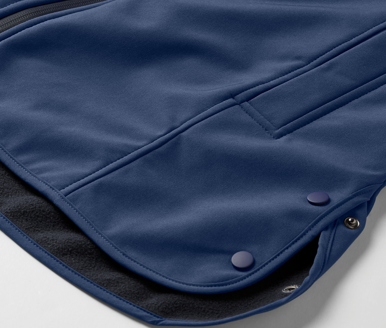 Detailaufnahme einer blauen Softshelljacke.