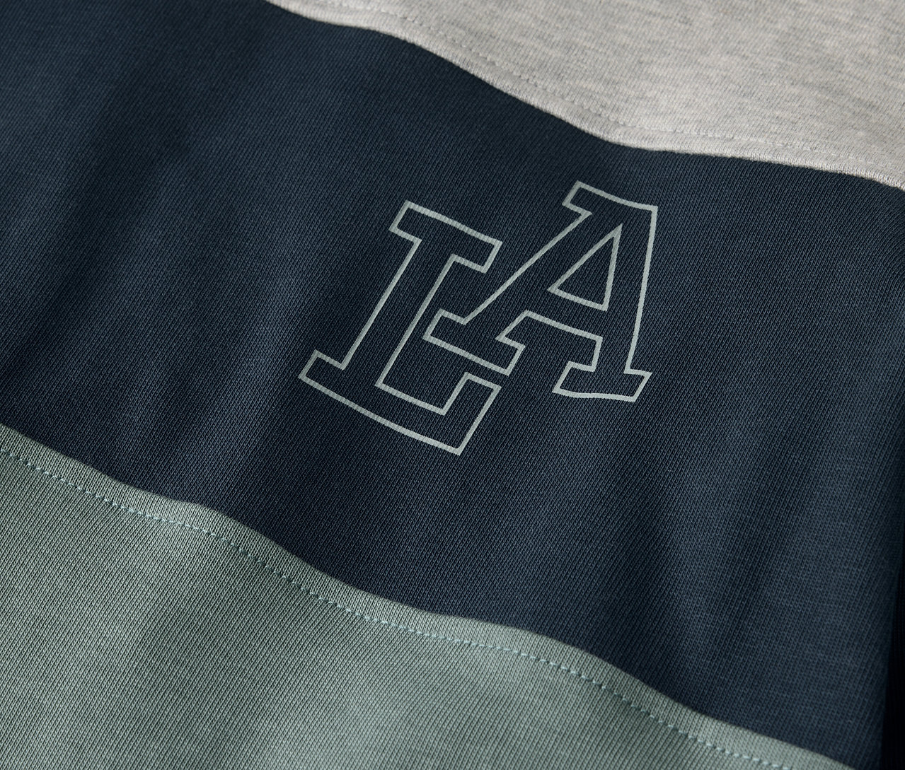 Detailansicht eines Kinder-Heavy-Langarmshirts mit LA-Schriftzug.