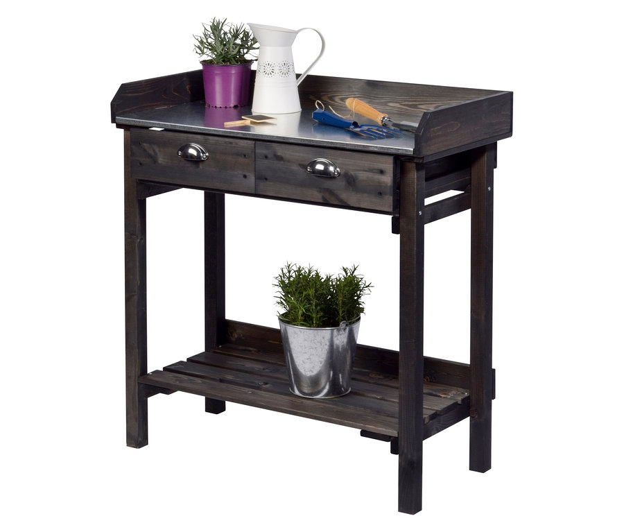 Auf einem schwarzen Pflanztisch mit Schubladen stehen eine Kanne, Gartengeräte und Pflanzen.