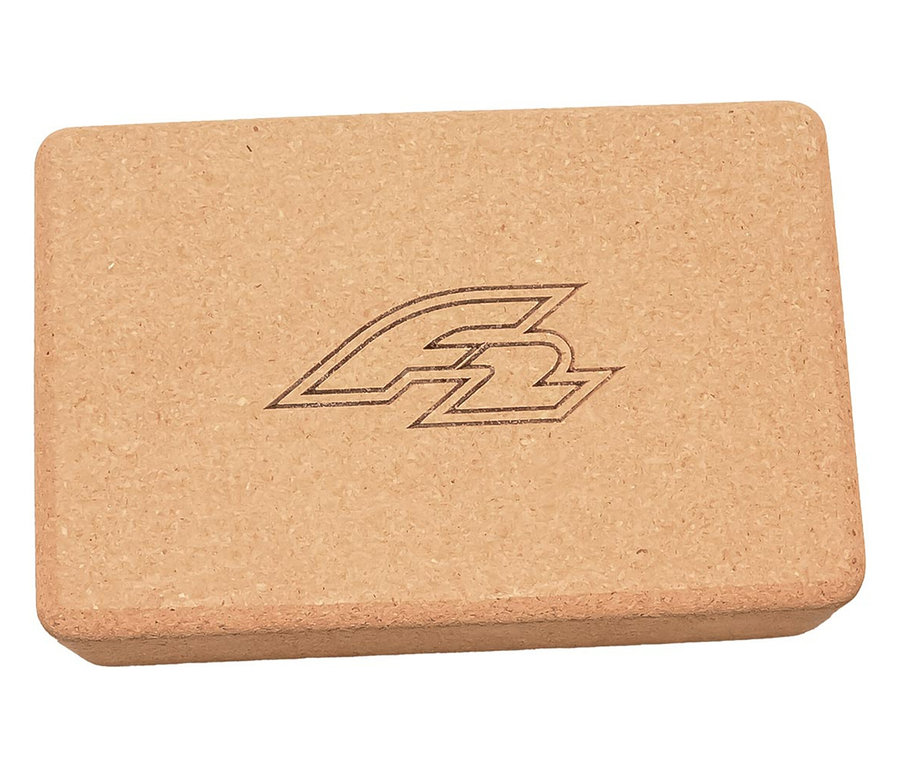 Ein einzelner rechteckiger Yogablock aus dem F2 Yoga Set, 8-teilig, mit einem dunkleren Logo auf der Oberseite.