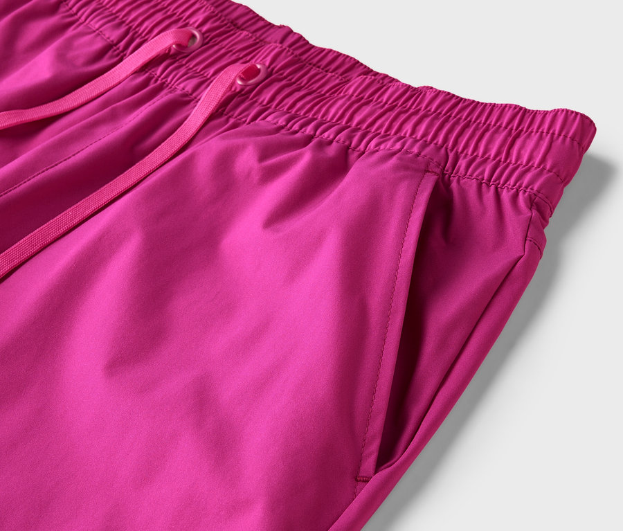 Nahaufnahme einer pinkfarbenen Hose mit Kordelzug und einer Tasche auf der rechten Seite.