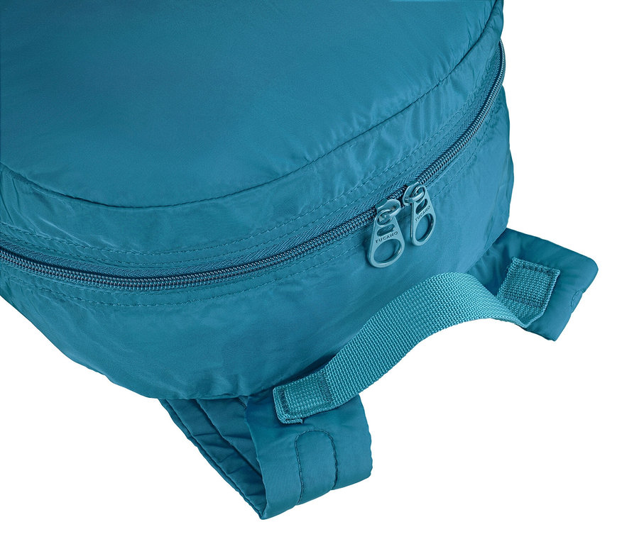 Nahaufnahme eines türkisfarbenen Rucksacks mit Reißverschluss und Tragegriff.