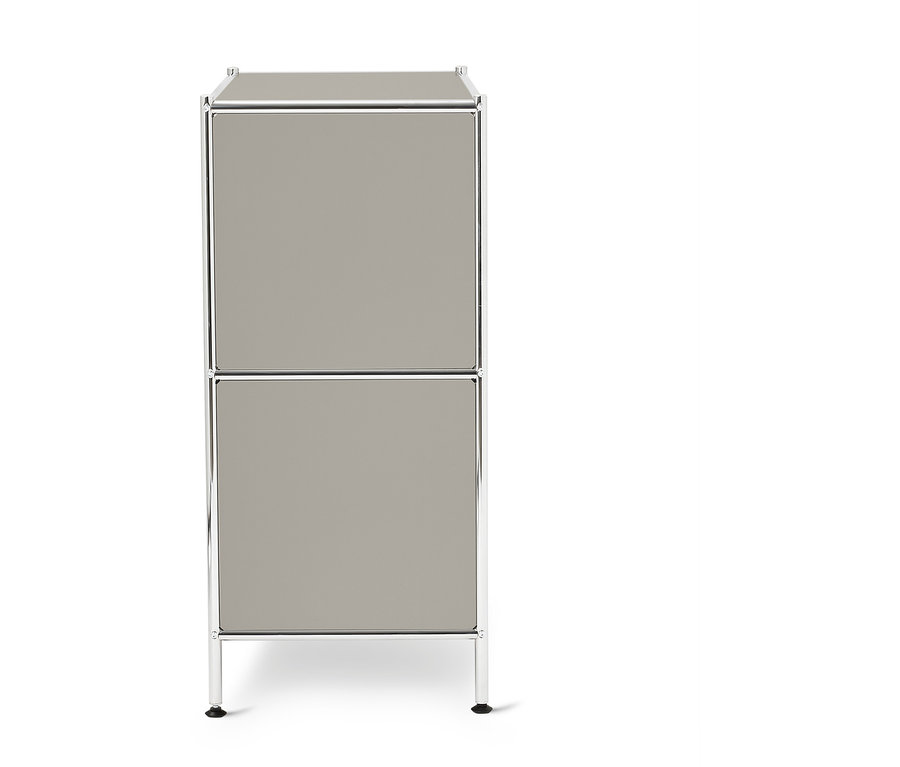 Ein zweistöckiger grauer Schrank mit silbernen Rahmen steht auf einem weißen Hintergrund.