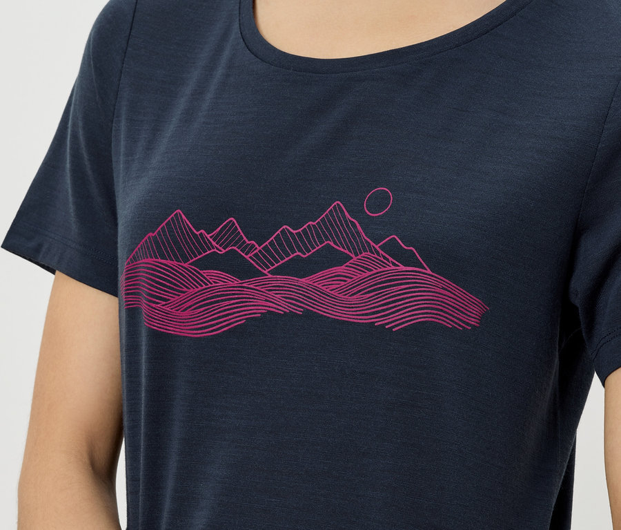 Nahaufnahme einer Person, die ein marineblaues T-Shirt mit einer pinkfarbenen Berglandschaft trägt.