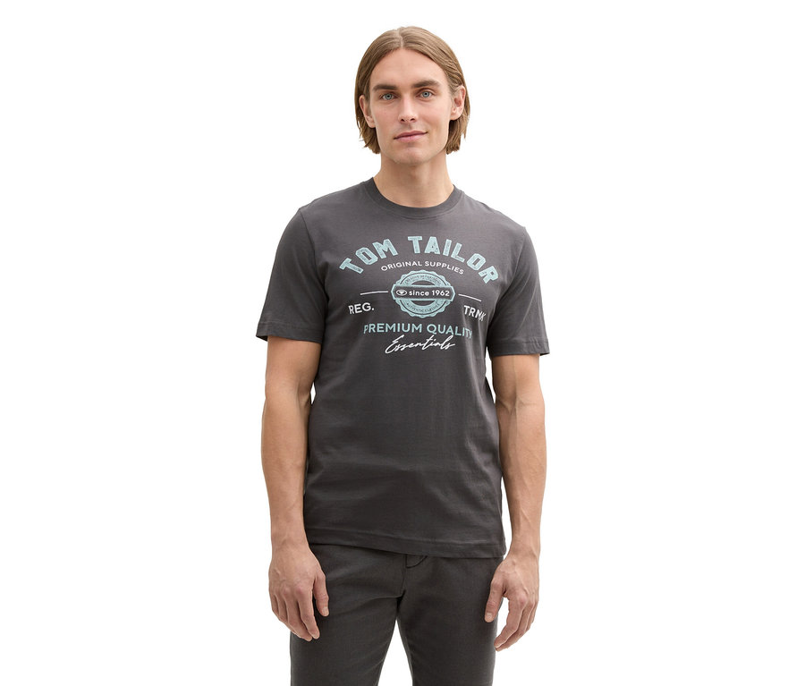 Mann trägt ein graues Tom Tailor T-Shirt mit Logo in Tarmac Grey.