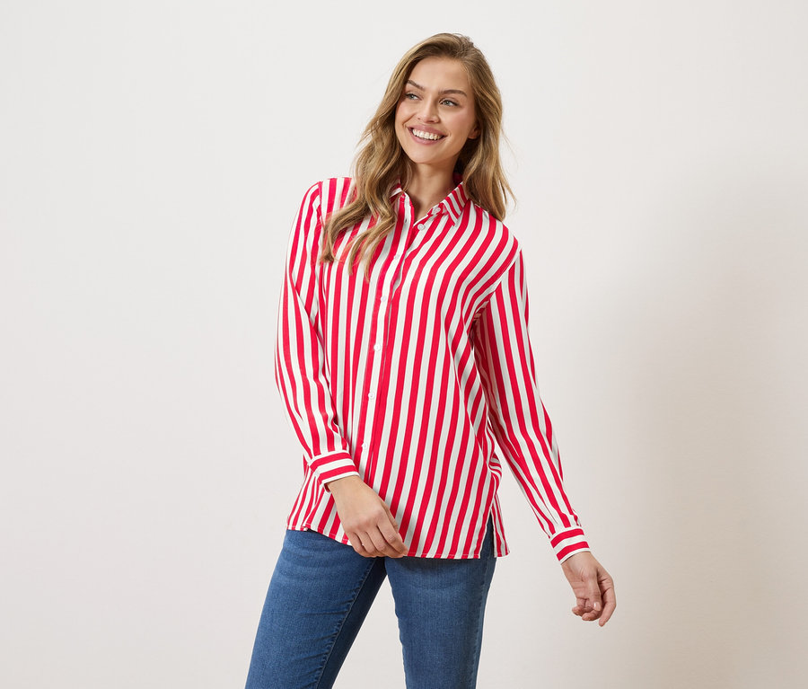 Frau trägt ein rot-weiß gestreiftes Hemd und Jeans.