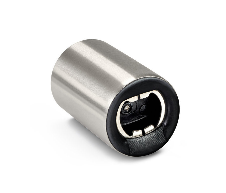 Ein silberner Flaschenöffner mit Zählfunktion liegt auf einer weißen Oberfläche.