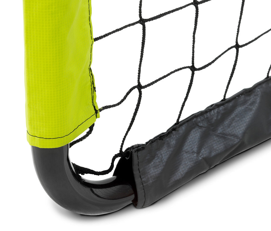 Detail einer Ecke des EXIT Fußballtors »Tempo 1800« mit schwarzem Netz und gelbgrüner Polsterung.
