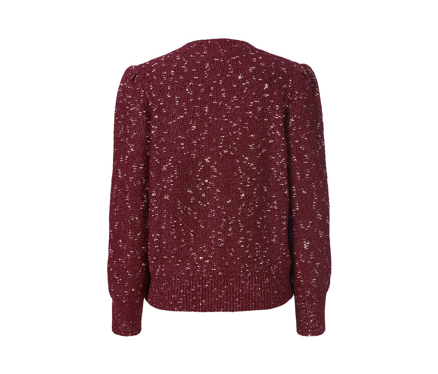 Detailansicht eines Grobstrickpullovers mit Glitzergarn.