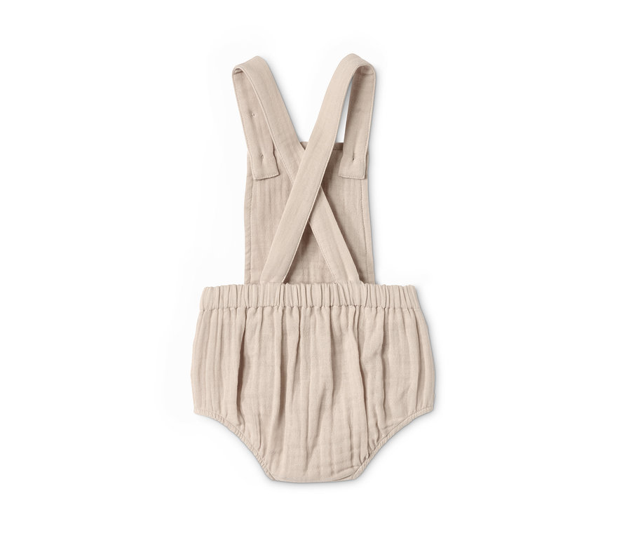 Beiger Baby-Strampler mit Trägern und elastischem Bund.