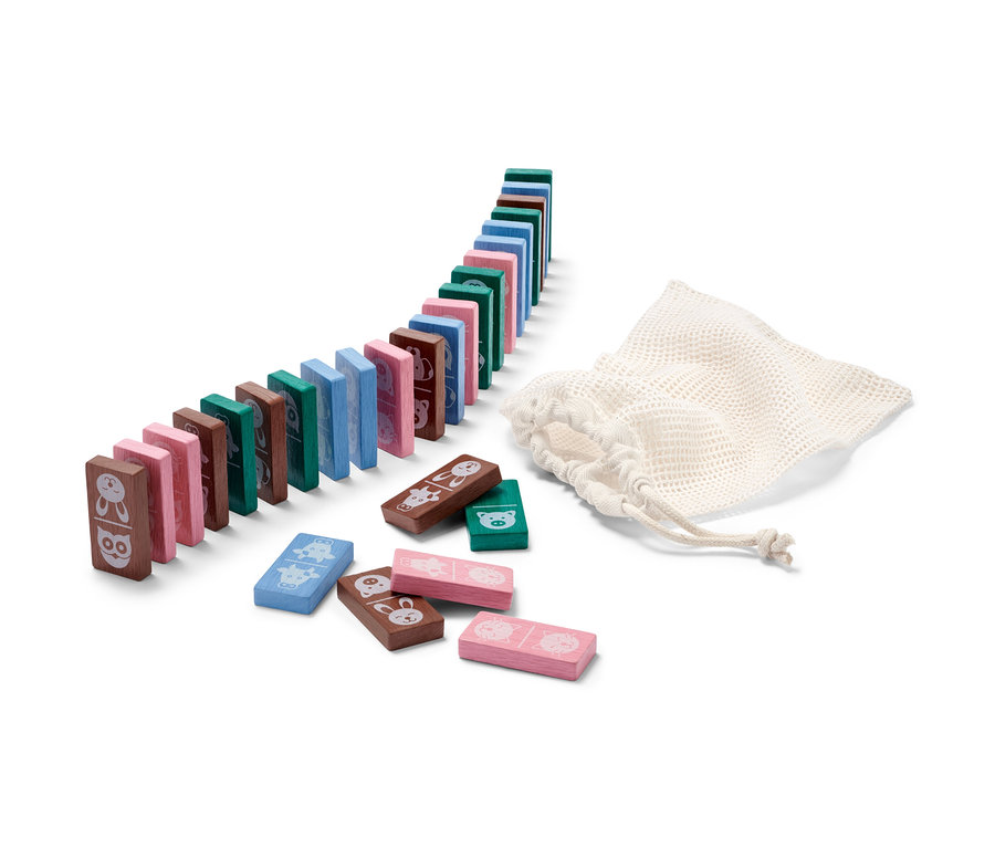 Eine Reihe bunter Tierdomino-Steine und ein Stoffbeutel.