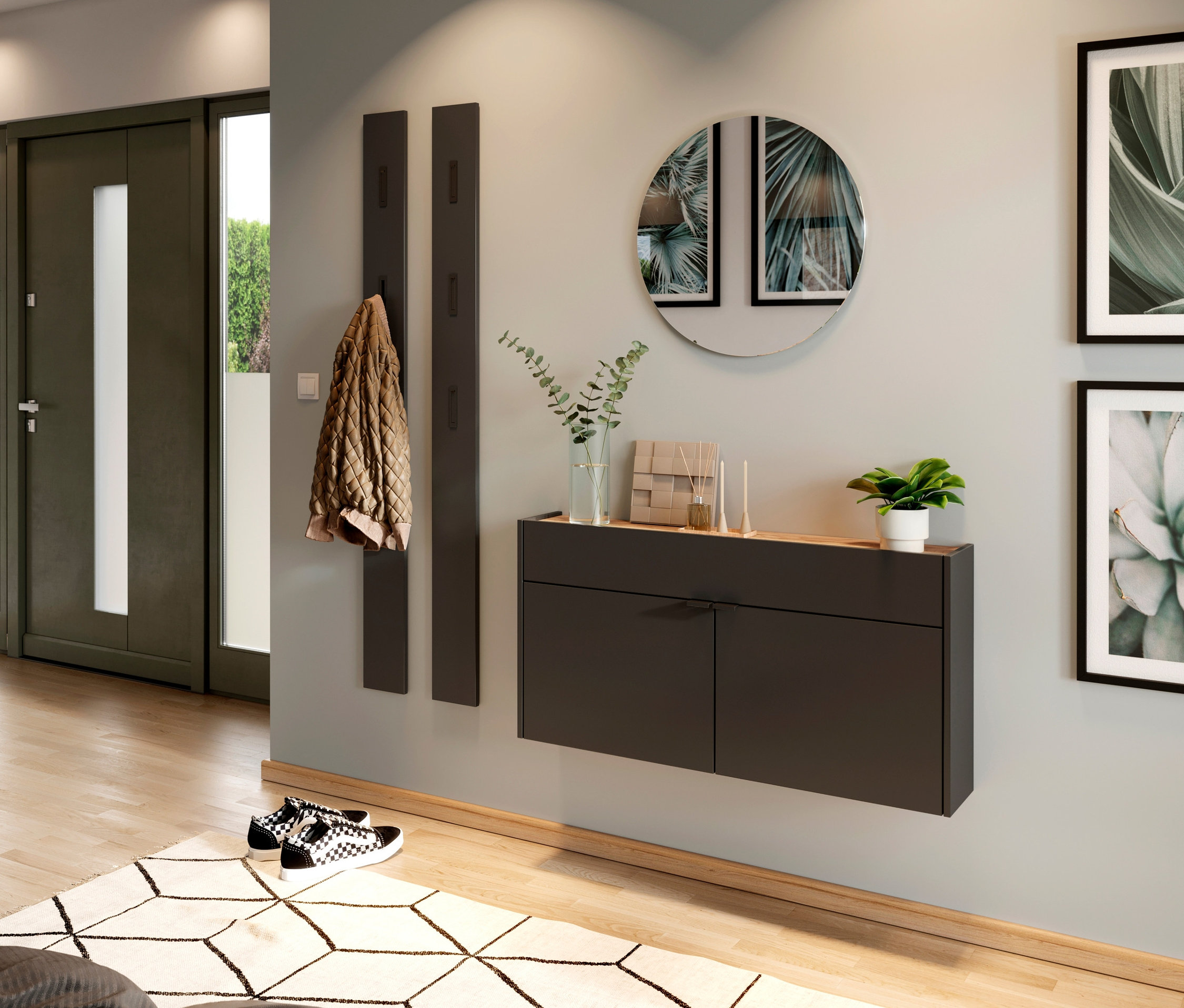 Eingangsbereich mit breitem, graphitfarbenem Mehrzweckschrank »Ameca«, Spiegel, Kleiderhaken und Pflanzen.