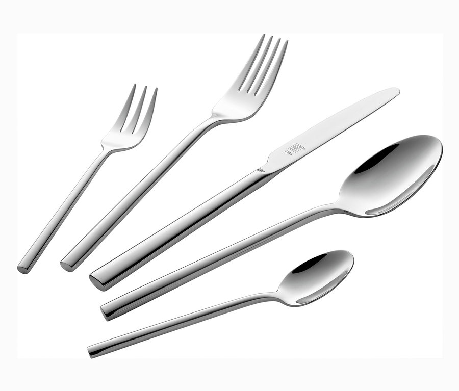 Ein Set poliertes ZWILLING-Besteck bestehend aus Kuchengabel, Gabel, Messer, Suppenlöffel und Teelöffel.