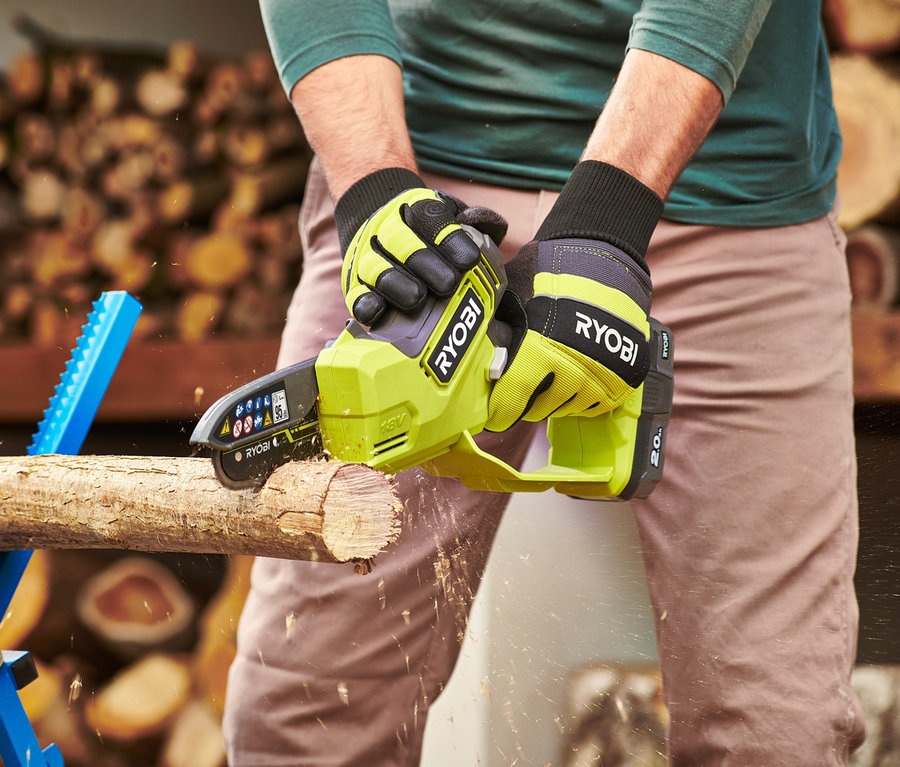 Mann mit Handschuhen sägt Holz mit einer RYOBI 18 V One+ Brushless Akku-Einhand-Kettensäge.