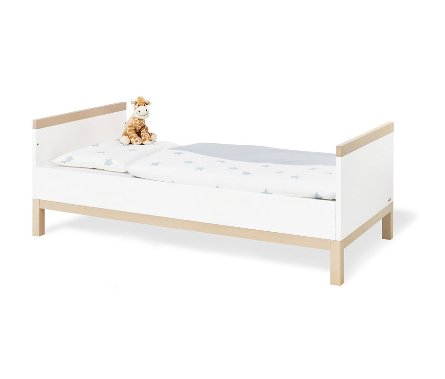Ein weißes Pinolino Set »Light« Kinderbett mit Stofftier.