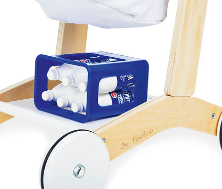 Detailansicht eines weißen Pinolino Einkaufswagens »Erna« mit einer blauen Kiste voller Flaschen.