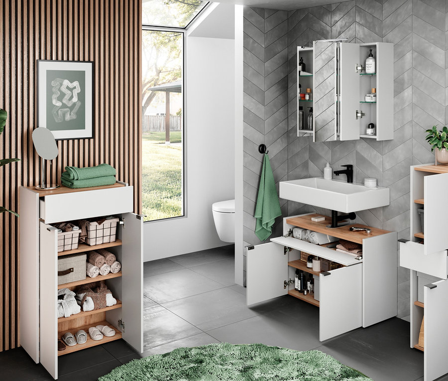 Badezimmer mit Waschbecken, Spiegelschrank und weißen »Aalborg« Möbeln in Navarra-Eiche-Nachbildung.